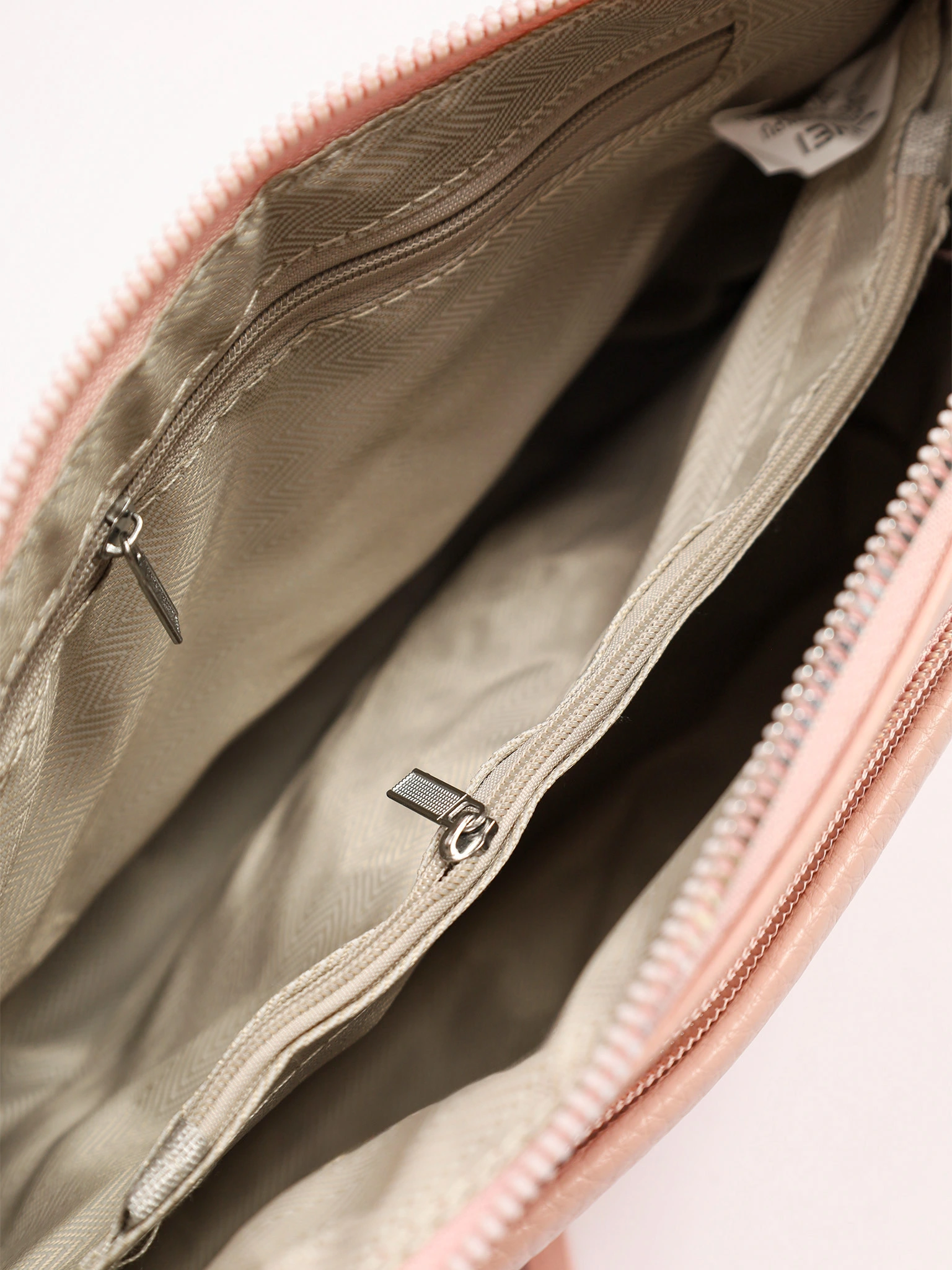 Сумка-кроссбоди с декоративным пуллером в ассортименте